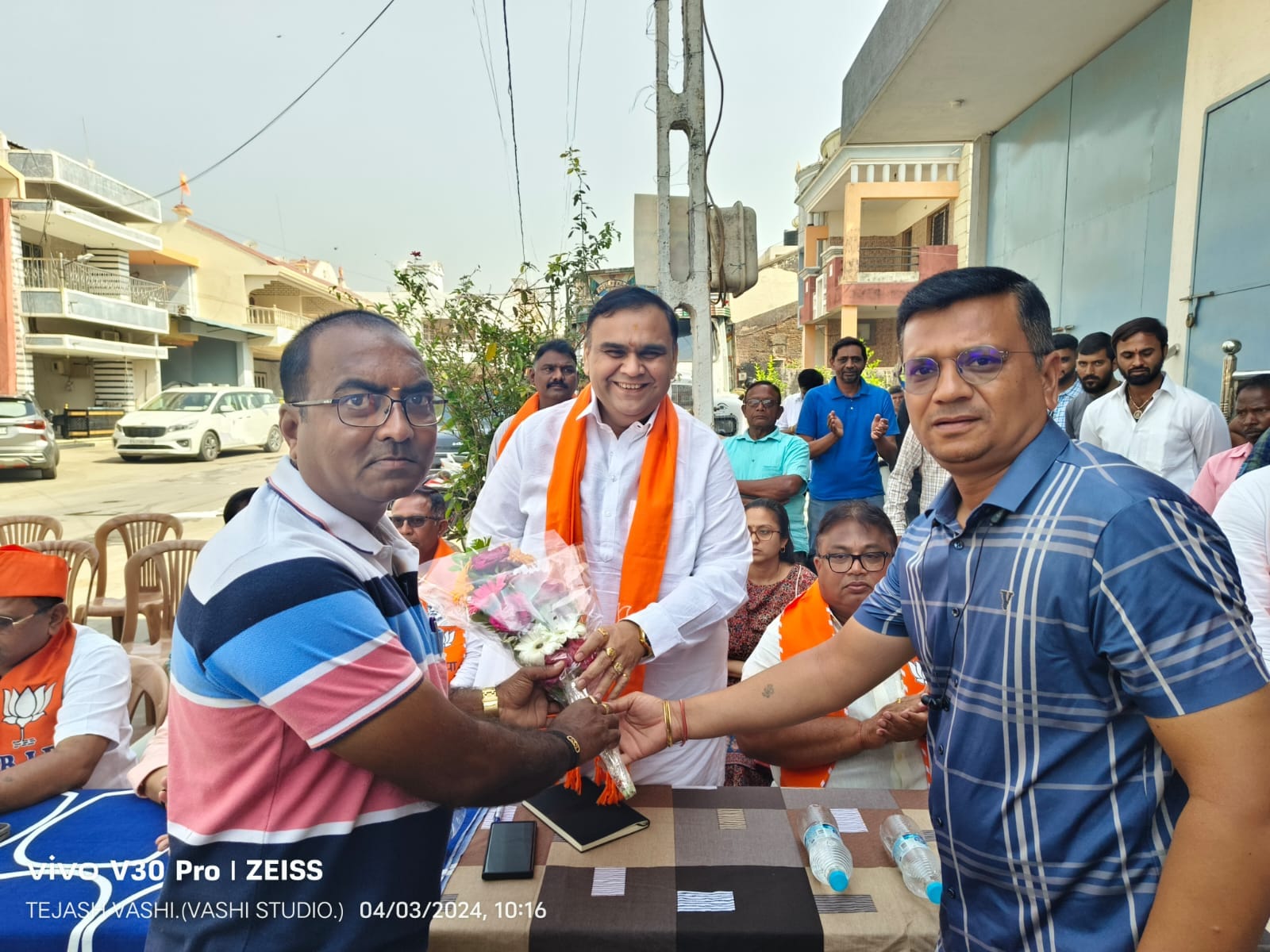 ૨૩-બારડોલી લોકસભાના ઉમેદવાર, સાસંદ શ્રી પ્રભુભાઇ વસાવાનો જન સંપર્ક અને પ્રવાસ કાર્યક્રમ અંતર્ગત પલસાણા તાલુકાના વણેસા શક્તિકેન્દ્ર ખાતે બેઠકમાં ઉપસ્થિત રહીને લોકસભા ચુંટણીલક્ષી આગેવાનો અને કાર્યકર્તાઓ સાથે વાર્તાલાપ કર્યો.